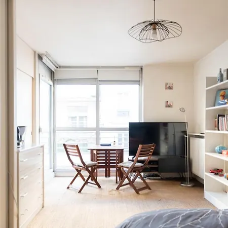 Apt With Balcony Near Alesia * Parijs